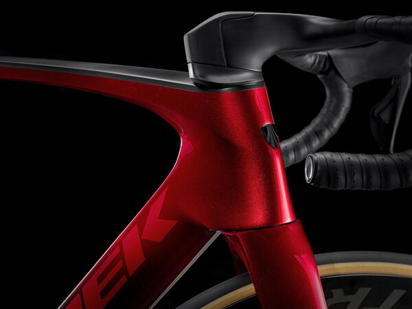 Bicykel Trek Madone SLR 9 Gen 7 Metallic Red Smoke to Red Carbon Smoke 2024
