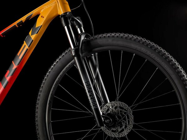 Bicykel Trek Marlin 7 Marigold to Radioactive Red Fade E 2023