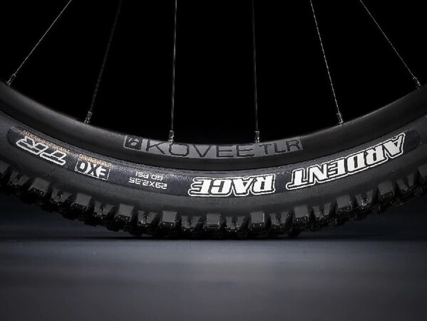 Bicykel Trek Marlin 8 Gloss Radioactive Red / Nautical E 2023