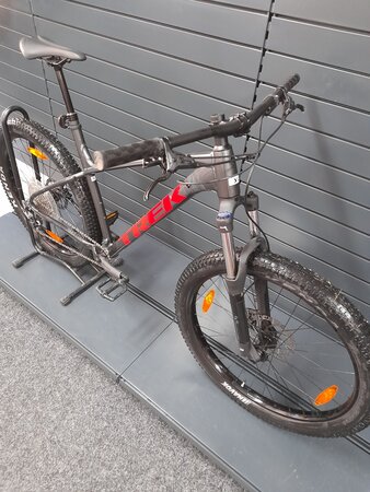 Testovaný bicykel Trek Roscoe 6 Lithium Grey/Cobra Blood 2023