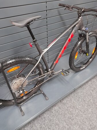 Testovaný bicykel Trek Roscoe 6 Lithium Grey/Cobra Blood 2023