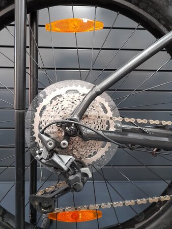 Testovaný bicykel Trek Roscoe 6 Lithium Grey/Cobra Blood 2023