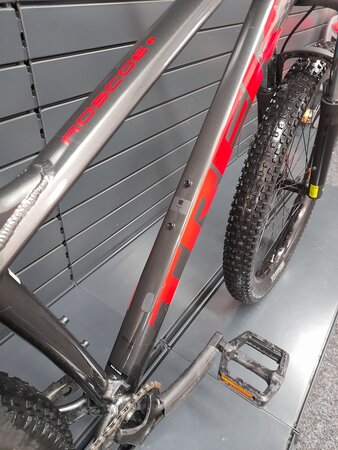 Testovaný bicykel Trek Roscoe 6 Lithium Grey/Cobra Blood 2023