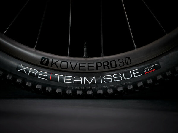 Bicykel Trek Supercaliber 9.8 GX Carbon Blue Smoke/Radioactive Coral 2021