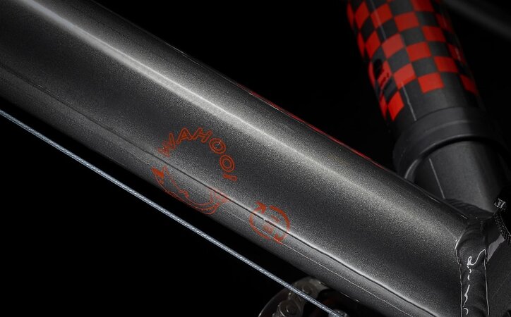 Bicykel Trek Wahoo 26 Lithium Grey/Radioactive Red 2022