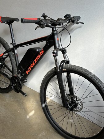 Testovaný elektrobicykel Kross Hexagon Boost 1.0 Black/Red Matte 2022