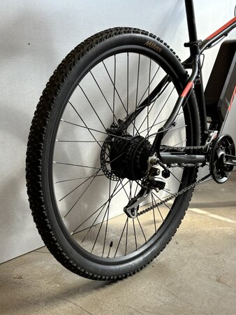 Testovaný elektrobicykel Kross Hexagon Boost 1.0 Black/Red Matte 2022