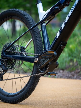 Elektrobicykel Trek E-Caliber 9.8 GX Gloss Alpine Navy Smoke/White 2021