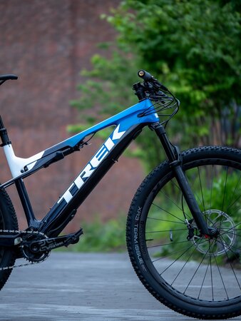 Elektrobicykel Trek E-Caliber 9.8 GX Gloss Alpine Navy Smoke/White 2021