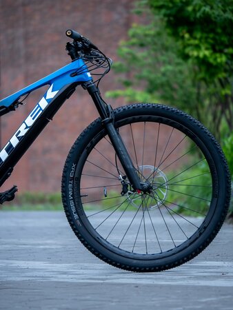 Elektrobicykel Trek E-Caliber 9.8 GX Gloss Alpine Navy Smoke/White 2021