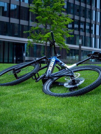 Elektrobicykel Trek E-Caliber 9.8 GX Gloss Alpine Navy Smoke/White 2021