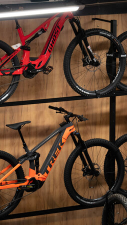 Elektrobicykel Trek Rail 9.7 NX Charcoal/Racioactive Orange 2021