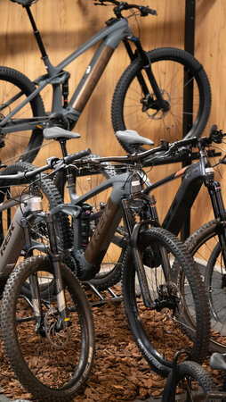 Elektrobicykel Trek Rail 9.7 NX Charcoal to Root Beer Ano Decal 2021