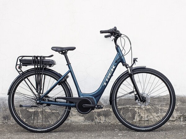 Elektrobicykel Trek District+ 1 Lowstep 500Wh Dark Aquatic 2022