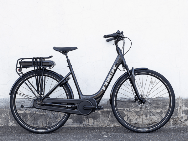 Elektrobicykel Trek District+ 4 Lowstep 400Wh Dnister Black 2022