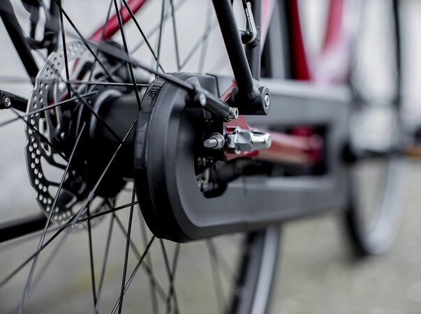 Elektrobicykel Trek District+ 4 Lowstep 400Wh Rage Red 2022