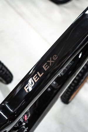 Elektrobicykel Trek Fuel EXe 9.7 Deep Smoke 2025