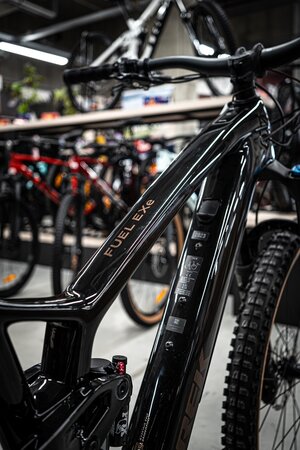 Elektrobicykel Trek Fuel EXe 9.7 Deep Smoke 2025