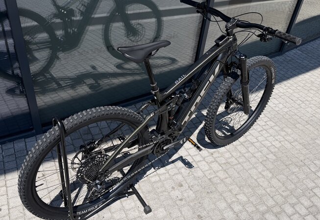 Testovaný elektrobicykel Trek Rail+ 9.5 Gen 4 Black Olive 2024 R016