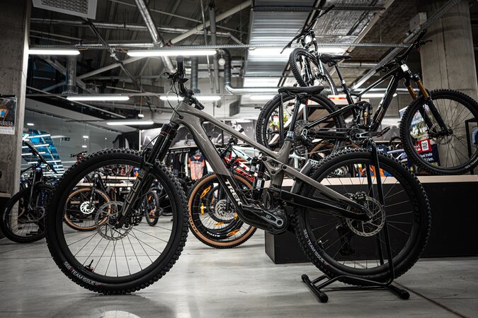 Elektrobicykel Trek Slash+ 9.9 X0 AXS T-Type Mercury 2025