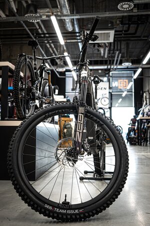 Elektrobicykel Trek Slash+ 9.9 X0 AXS T-Type Mercury 2025