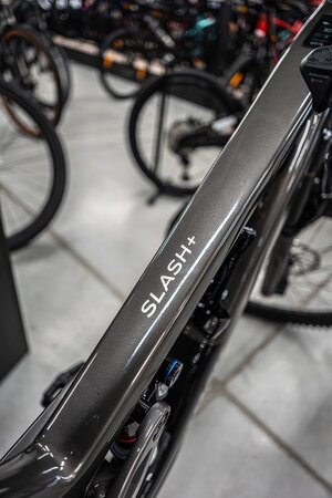 Elektrobicykel Trek Slash+ 9.9 X0 AXS T-Type Mercury 2025
