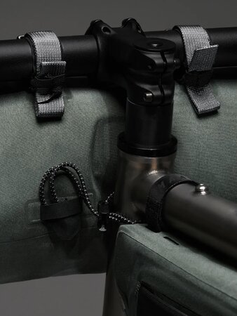 Cyklistická brašňa MAAP x Apidura Handlebar Pack Loam