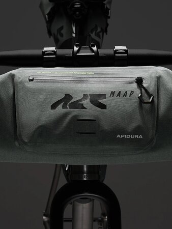 Cyklistická brašňa MAAP x Apidura Handlebar Pack Loam