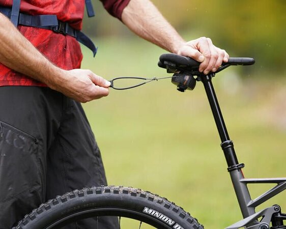 Samonavíjacie lano Kommit na ťahanie bicykla Samonavíjacie lano Kommit na ťahanie bicykla