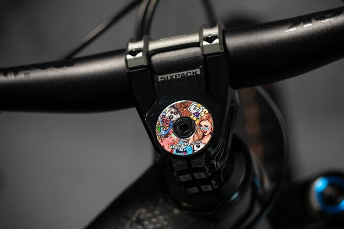 Karbónové viečko Rie:sel Design Stem Cap Stickerbomb II