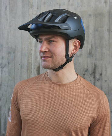 Prilba POC Axion Uranium Black/Opal Blue Metallic/Matt