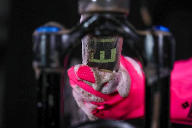 Čistiace rukavice Muc-Off Deep Scrubber Gloves Pink