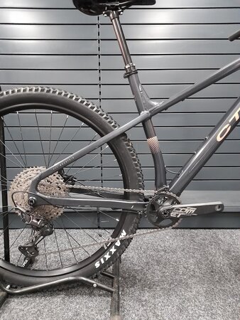 Testovaný bicykel CTM Zephyr Limited Matná Antracitová B-KH-8