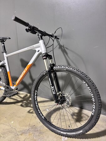 Testovaný Bicykel Ghost Kato Advanced Light Grey/Dark Orange Gloss 2022