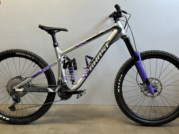 Testovaný Bicykel Ghost Riot Trail Full Party Silver/Electric Purple 2022