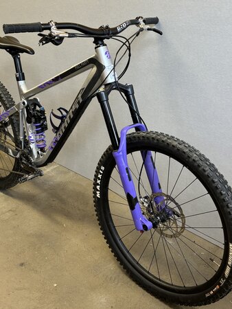 Testovaný Bicykel Ghost Riot Trail Full Party Silver/Electric Purple 2022