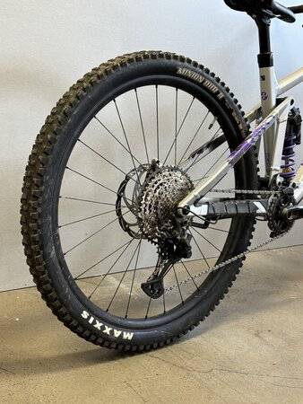 Testovaný Bicykel Ghost Riot Trail Full Party Silver/Electric Purple 2022