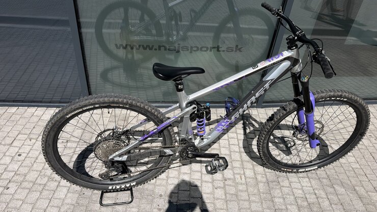 Testovaný bicykel Ghost Riot Trail Full Party Silver/Electric Purple R002