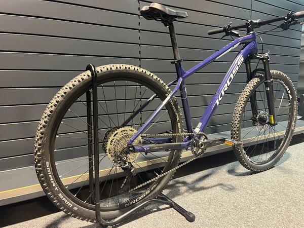 Testovaný Bicykel Kross Level 4.0 Navy Blue/White Glossy 2022 R76