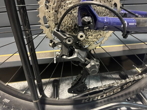 Testovaný Bicykel Kross Level 4.0 Navy Blue/White Glossy 2022 R76