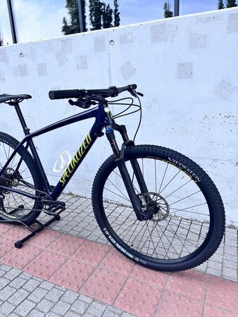 Testovaný bicykel Specialized Epic Hardtail Comp Gloss Blue Tint Carbon/Ion 2019