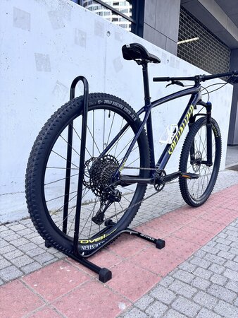 Testovaný bicykel Specialized Epic Hardtail Comp Gloss Blue Tint Carbon/Ion 2019