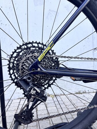 Testovaný bicykel Specialized Epic Hardtail Comp Gloss Blue Tint Carbon/Ion 2019