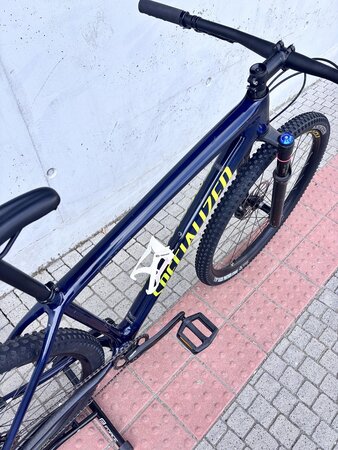 Testovaný bicykel Specialized Epic Hardtail Comp Gloss Blue Tint Carbon/Ion 2019