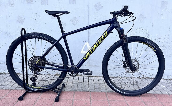 Testovaný bicykel Specialized Epic Hardtail Comp Gloss Blue Tint Carbon/Ion 2019
