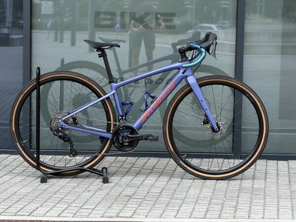 Testovaný bicykel Specialized Epic Hardtail Comp Gloss Blue Tint Carbon/Ion 2019