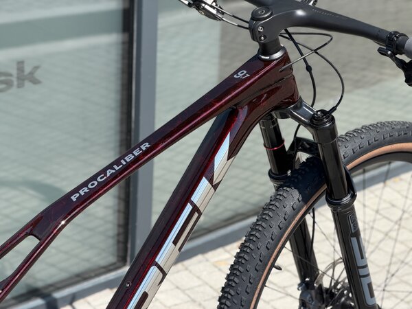 Testovaný bicykel Trek Procaliber 9.7 AXS Gen 3 Carbon Red Smoke 2026