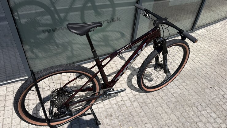 Testovaný bicykel Trek Procaliber 9.7 AXS Gen 3 Carbon Red Smoke 2026