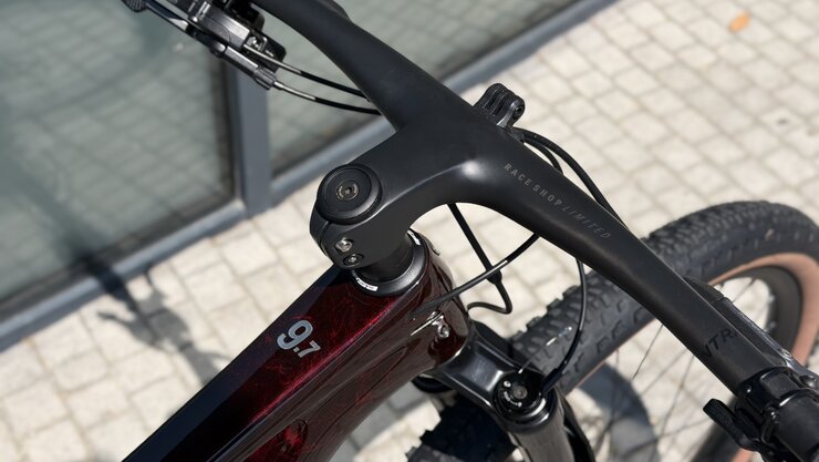 Testovaný bicykel Trek Procaliber 9.7 AXS Gen 3 Carbon Red Smoke 2026