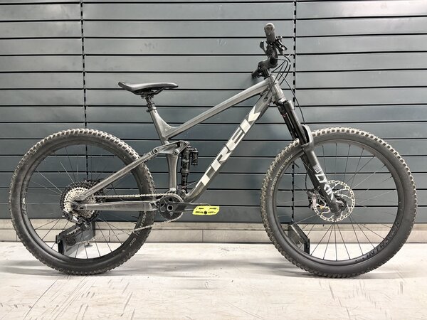 Testovaný bicykel Trek Remedy 8 Dark Prismatic 2022